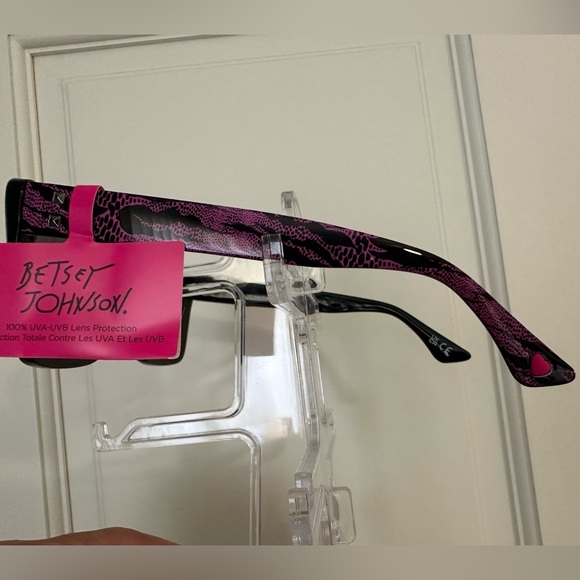 Betsey Johnson 100% UVA-UVB Lens Protection - Picture 6 of 6